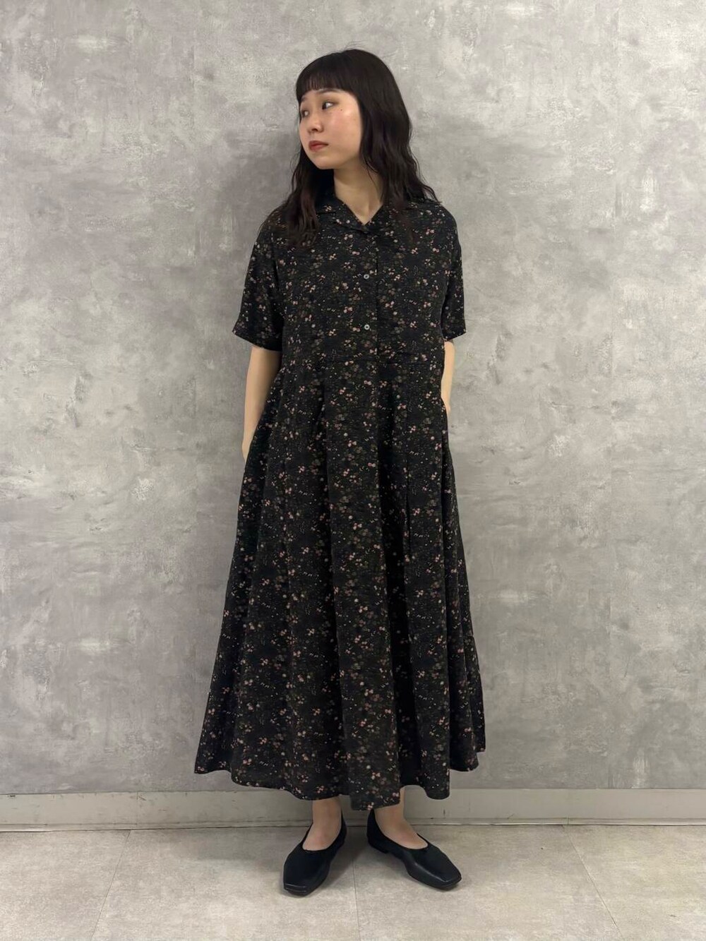 ブラック系のバレエシューズ、ブラック系のショルダーバッグ、グレー系のワンピースを着用したレディースの春コーディネートの4枚目の写真