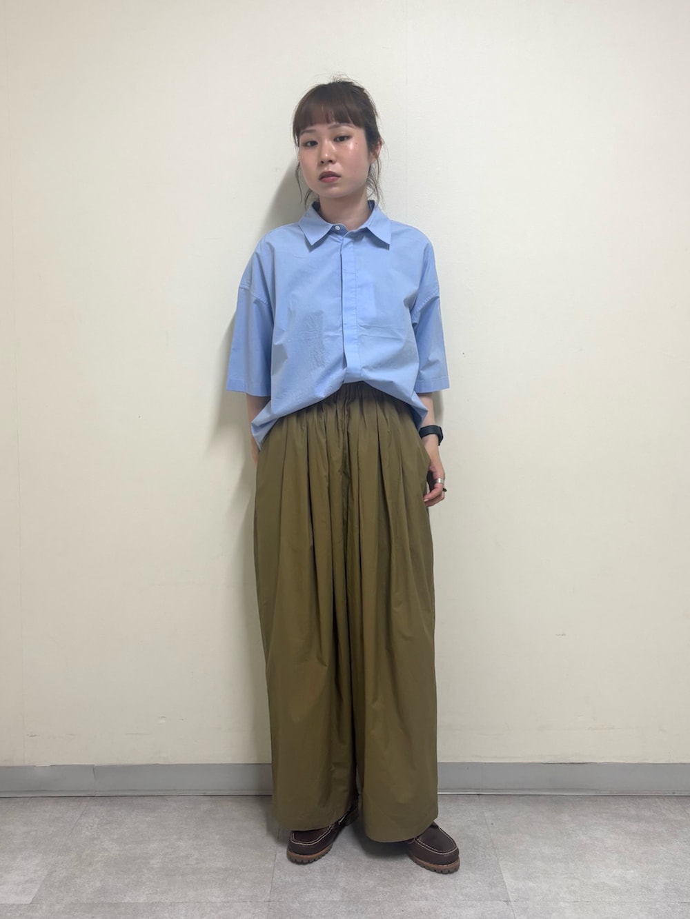 ブルー系のシャツ/ブラウス、ベージュ系のその他パンツを着用したレディースの夏コーディネートの3枚目の写真