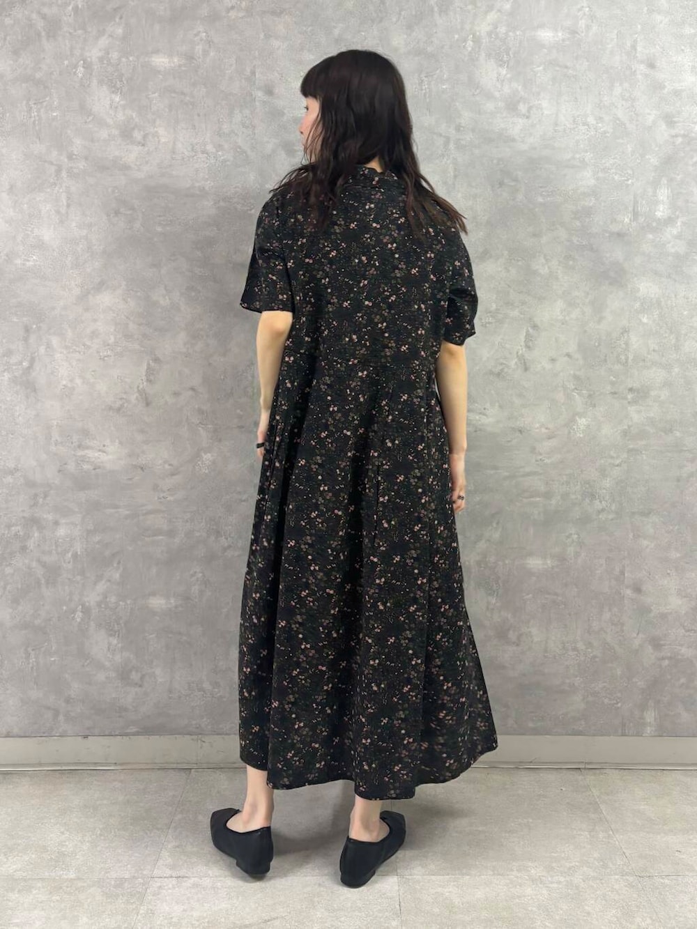 ブラック系のバレエシューズ、ブラック系のショルダーバッグ、グレー系のワンピースを着用したレディースの春コーディネートの5枚目の写真