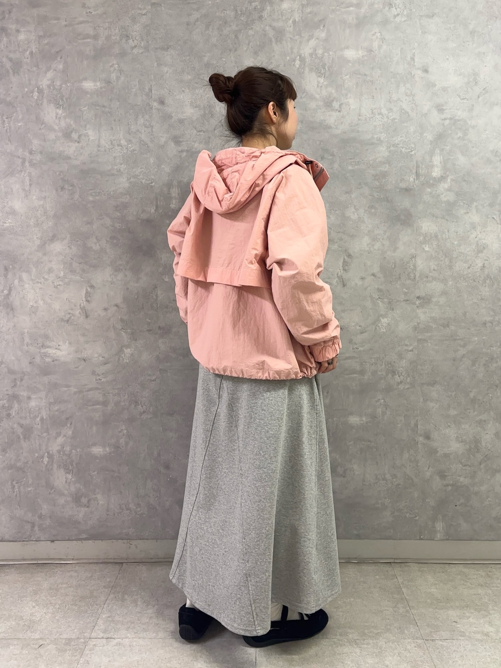 ホワイト系のTシャツ/カットソー、ブルー系のTシャツ/カットソー、ピンク系のテーラードジャケットを着用したレディースの春コーディネートの4枚目の写真