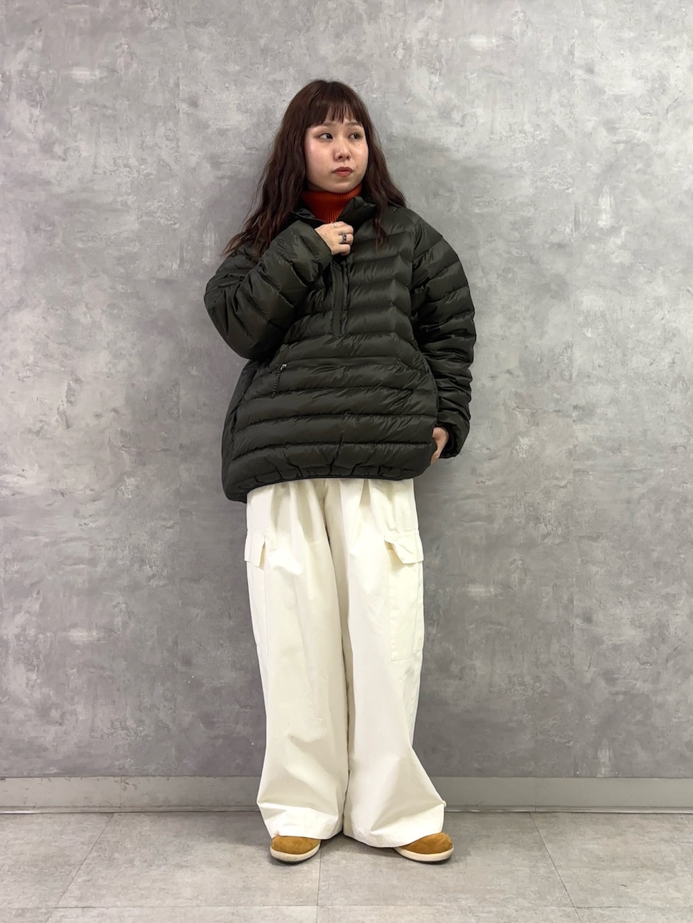 ホワイト系のその他パンツ、オレンジ系のニット/セーター、グリーン系のその他アウターを着用したレディースの冬コーディネートの3枚目の写真