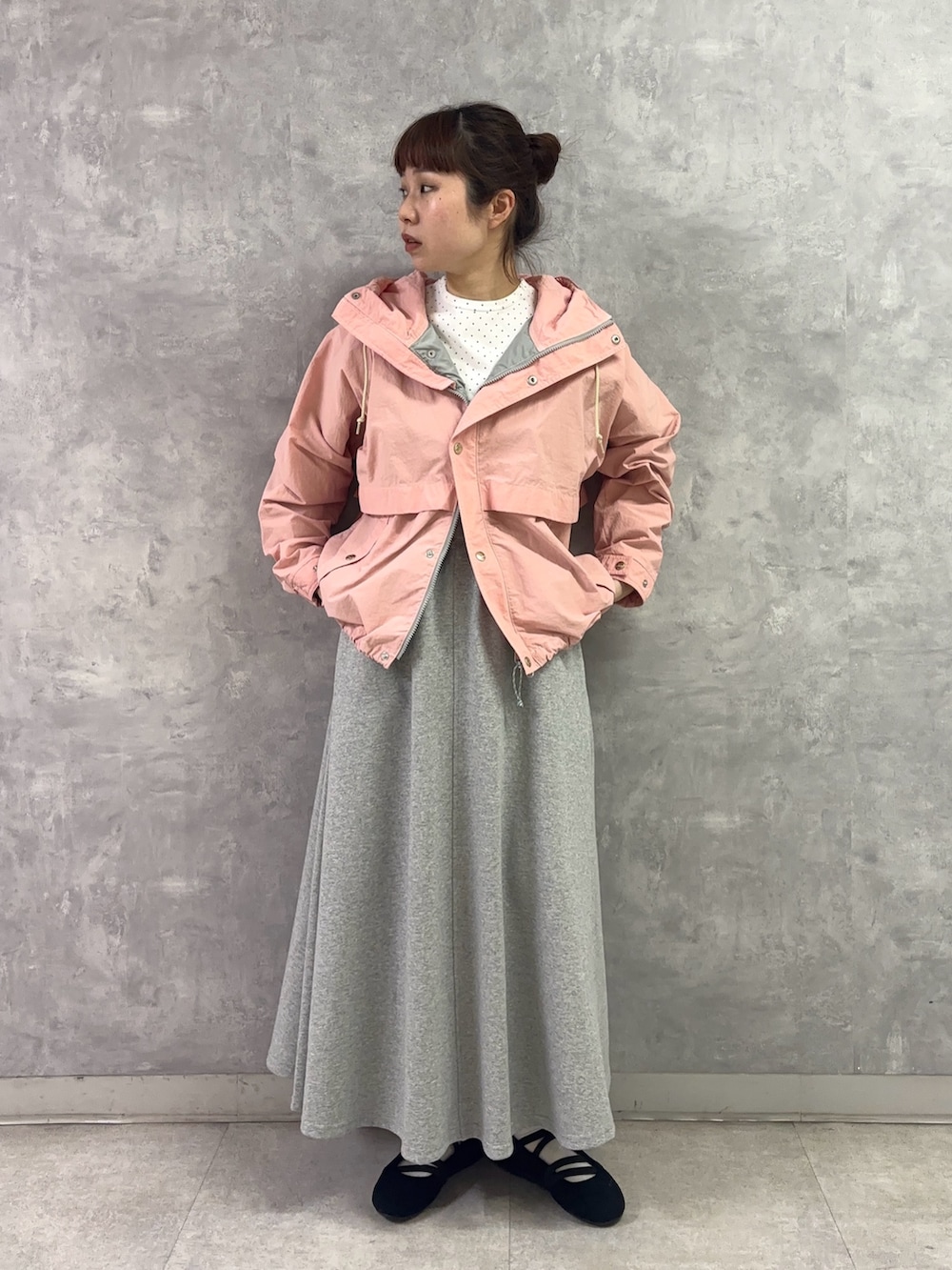 ホワイト系のTシャツ/カットソー、ブルー系のTシャツ/カットソー、ピンク系のテーラードジャケットを着用したレディースの春コーディネートの2枚目の写真