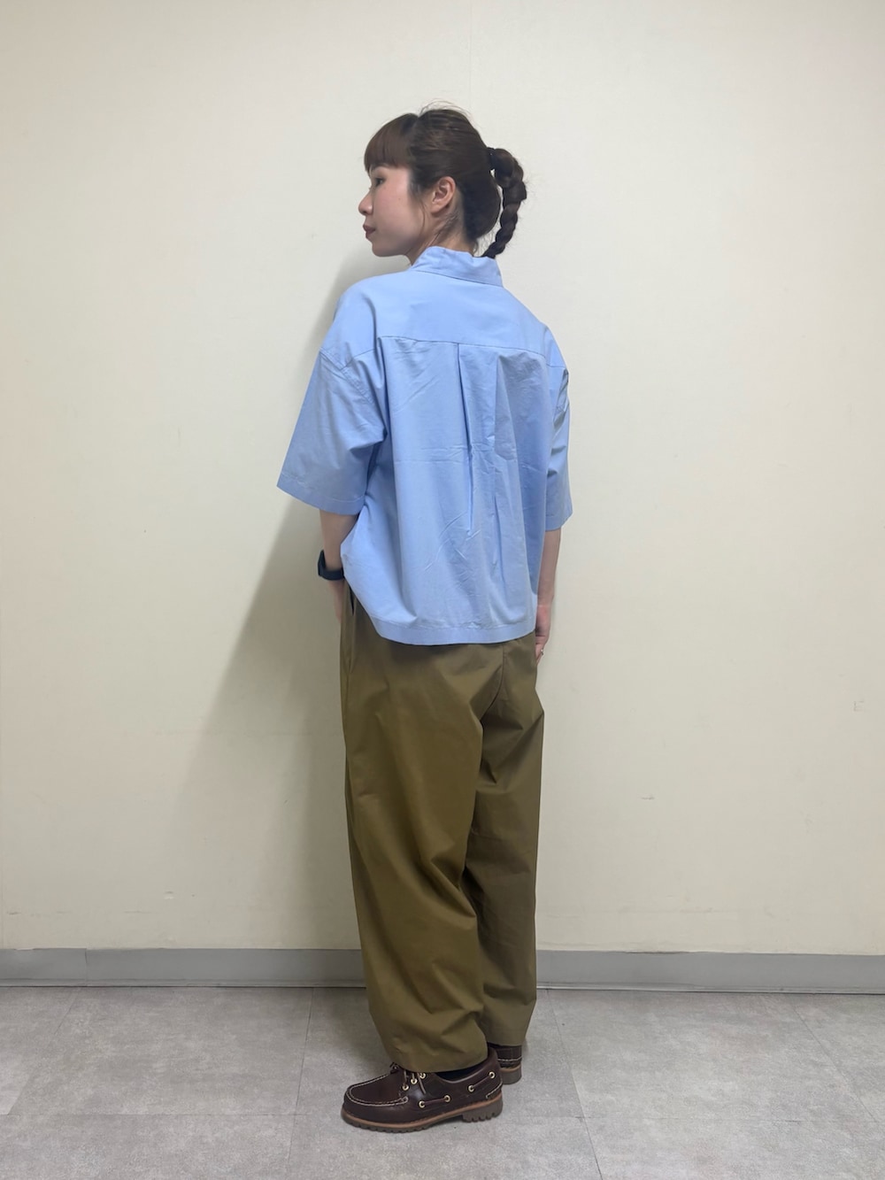ブルー系のシャツ/ブラウス、ベージュ系のその他パンツを着用したレディースの夏コーディネートの4枚目の写真