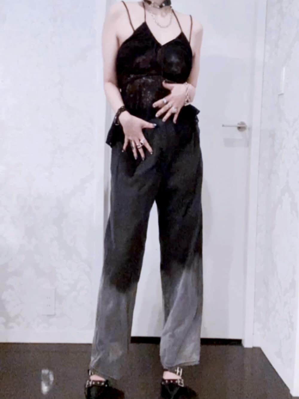 ブラック系のデニムパンツ、ブラック系のキャミソール、ブラック系のテーラードジャケットを着用したレディースの秋コーディネートの2枚目の写真