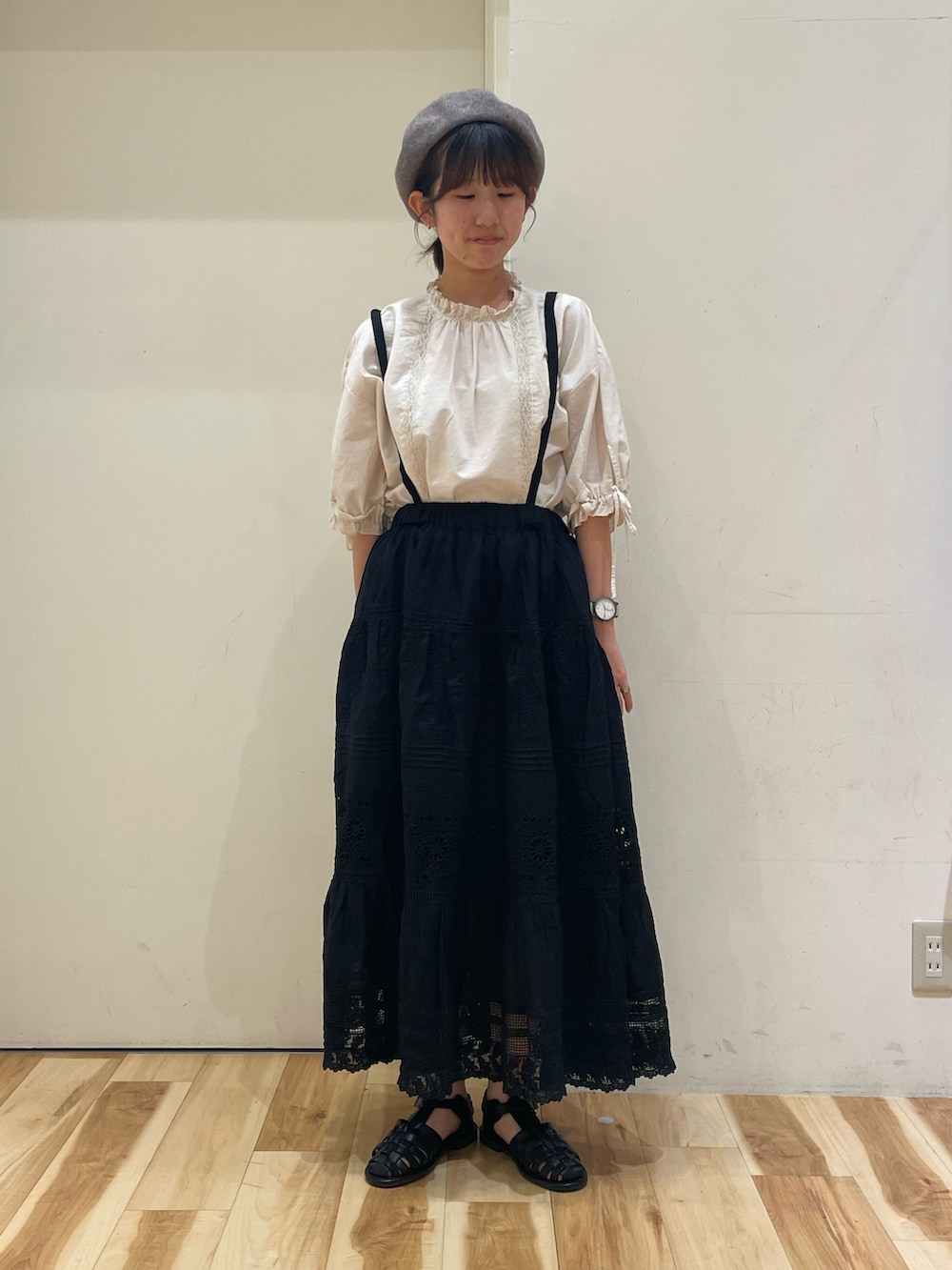 「kazumiコラボ、Samansa Mos2、サマンサ モスモス(Samansa Mos2)、SM2、着回しコーデ、ブラウス、スカート、初秋コーデ、刺繍とレース」|「Samansa Mos2のアイテム(シャツ/ブラウス、グレー系)」を使った、涼さん(レディース・158cm)の夏コーディネートの3枚目の写真