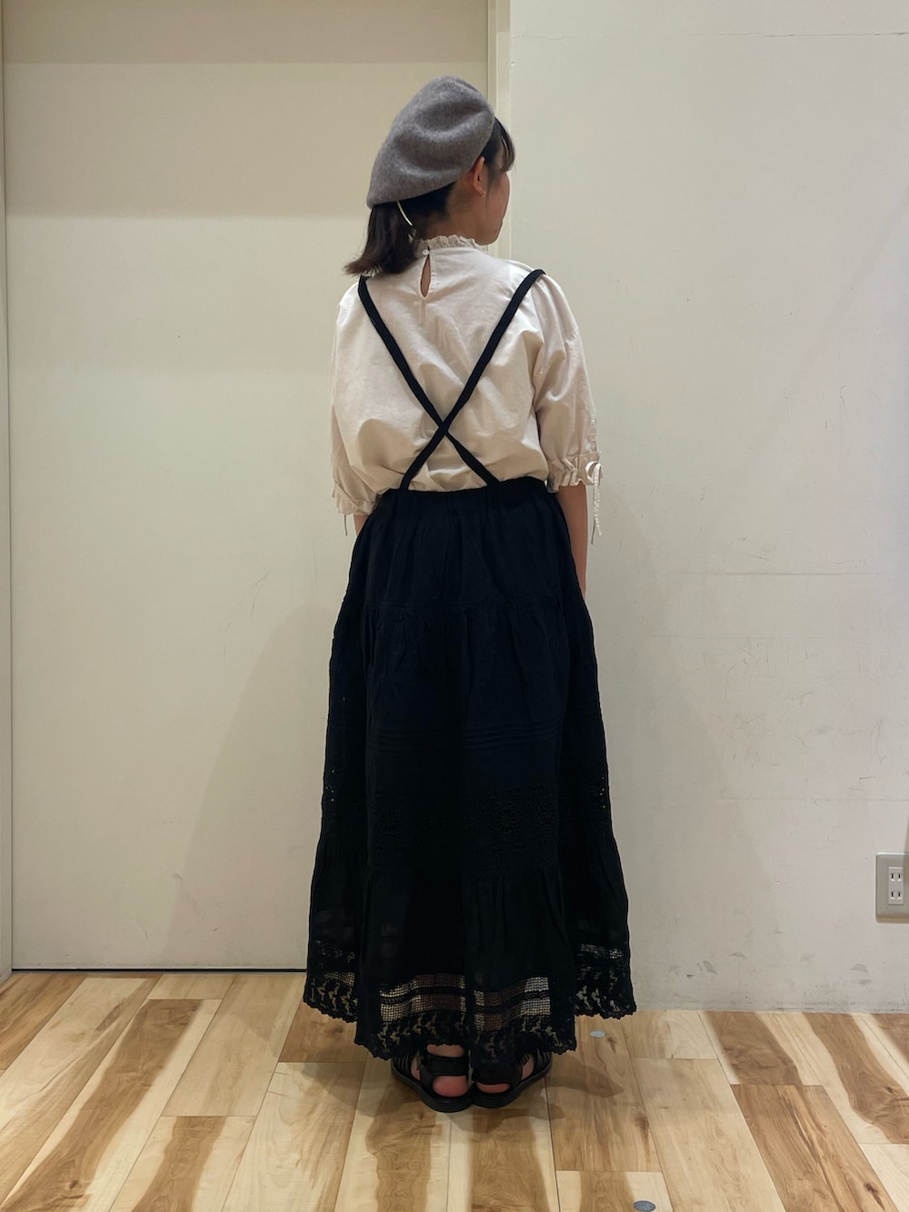 「kazumiコラボ、Samansa Mos2、サマンサ モスモス(Samansa Mos2)、SM2、着回しコーデ、ブラウス、スカート、初秋コーデ、刺繍とレース」|「Samansa Mos2のアイテム(シャツ/ブラウス、グレー系)」を使った、涼さん(レディース・158cm)の夏コーディネートの4枚目の写真