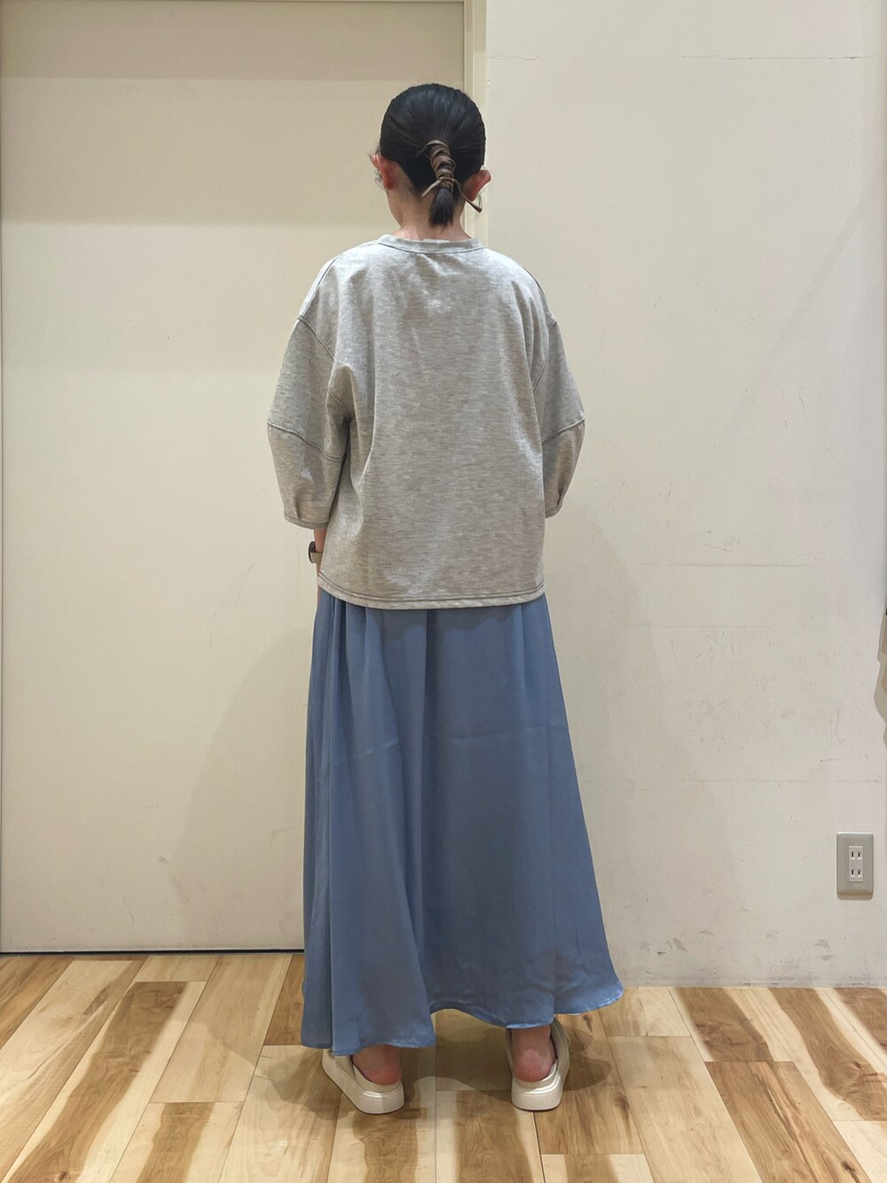 「Samansa Mos2、Samansa Mos2 blue、blue、オトナカジュアル、シンプルコーデ、スカート、ラクチンコーデ」｜「Samansa Mos2 blueの◎バルーンスリーブプルオーバー（Tシャツ/カットソー、グレー系）」を使った、涼さん（レディース・158cm）の夏コーディネートの2枚目の写真