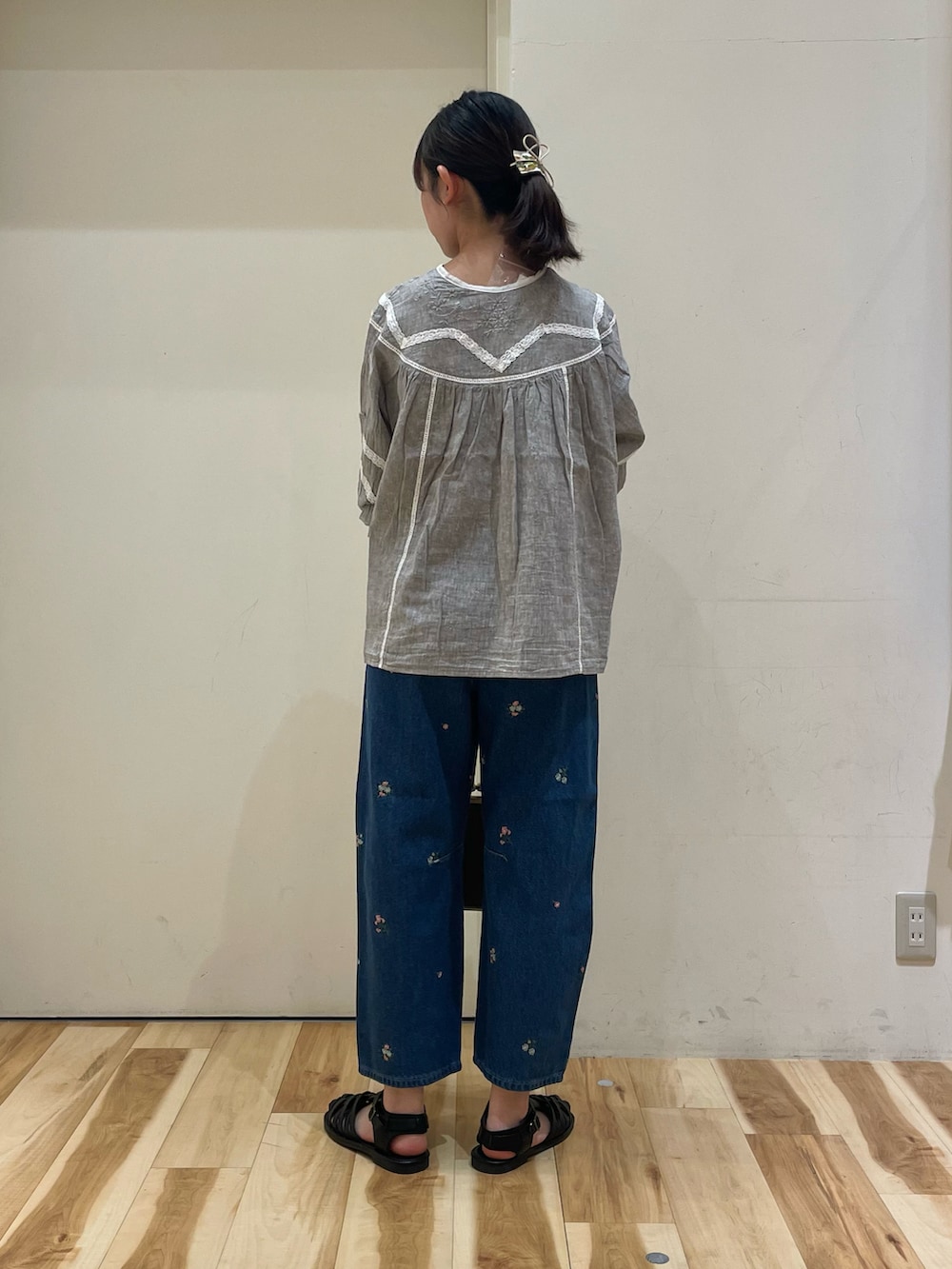 「kazumiコラボ、Samansa Mos2、サマンサ モスモス(Samansa Mos2)、SM2、着回しコーデ、ブラウス、スカート、初秋コーデ、刺繍とレース」|「Samansa Mos2のアイテム(シャツ/ブラウス、グレー系)」を使った、涼さん(レディース・158cm)の夏コーディネートの2枚目の写真