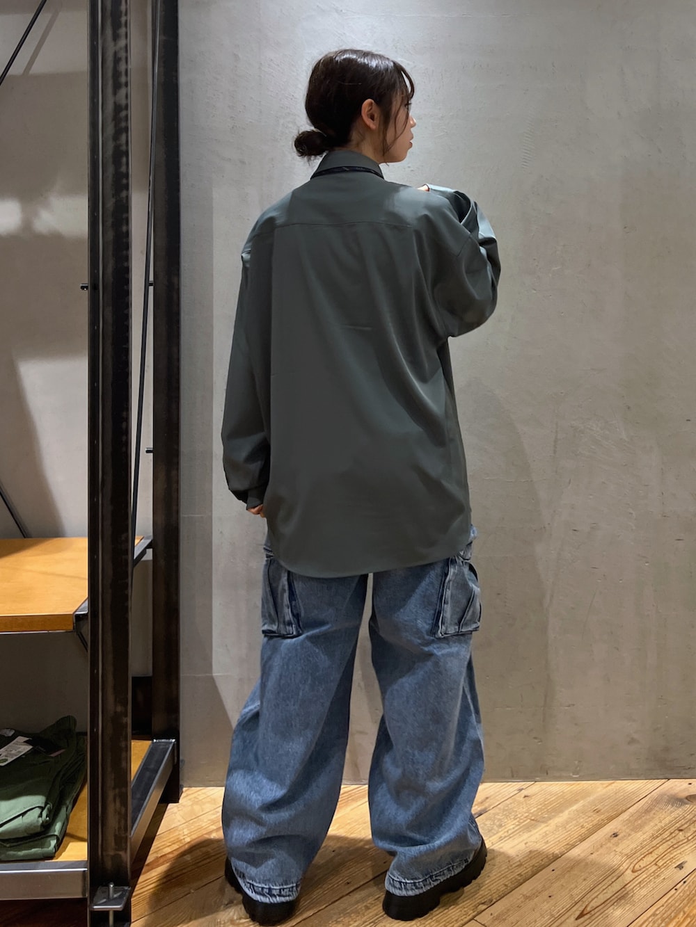 ブルー系のデニムパンツ、グリーン系のシャツ/ブラウスを着用したレディースの春コーディネートの5枚目の写真