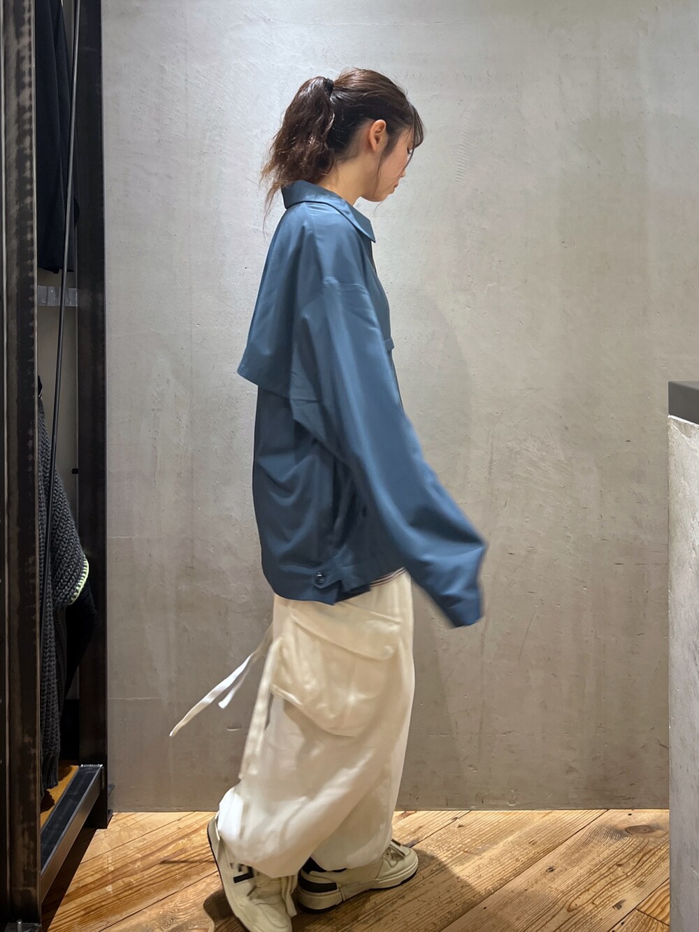 ホワイト系のカーゴパンツ、ブルー系のブルゾン、ブルー系のTシャツ/カットソーを着用したレディースの春コーディネートの4枚目の写真