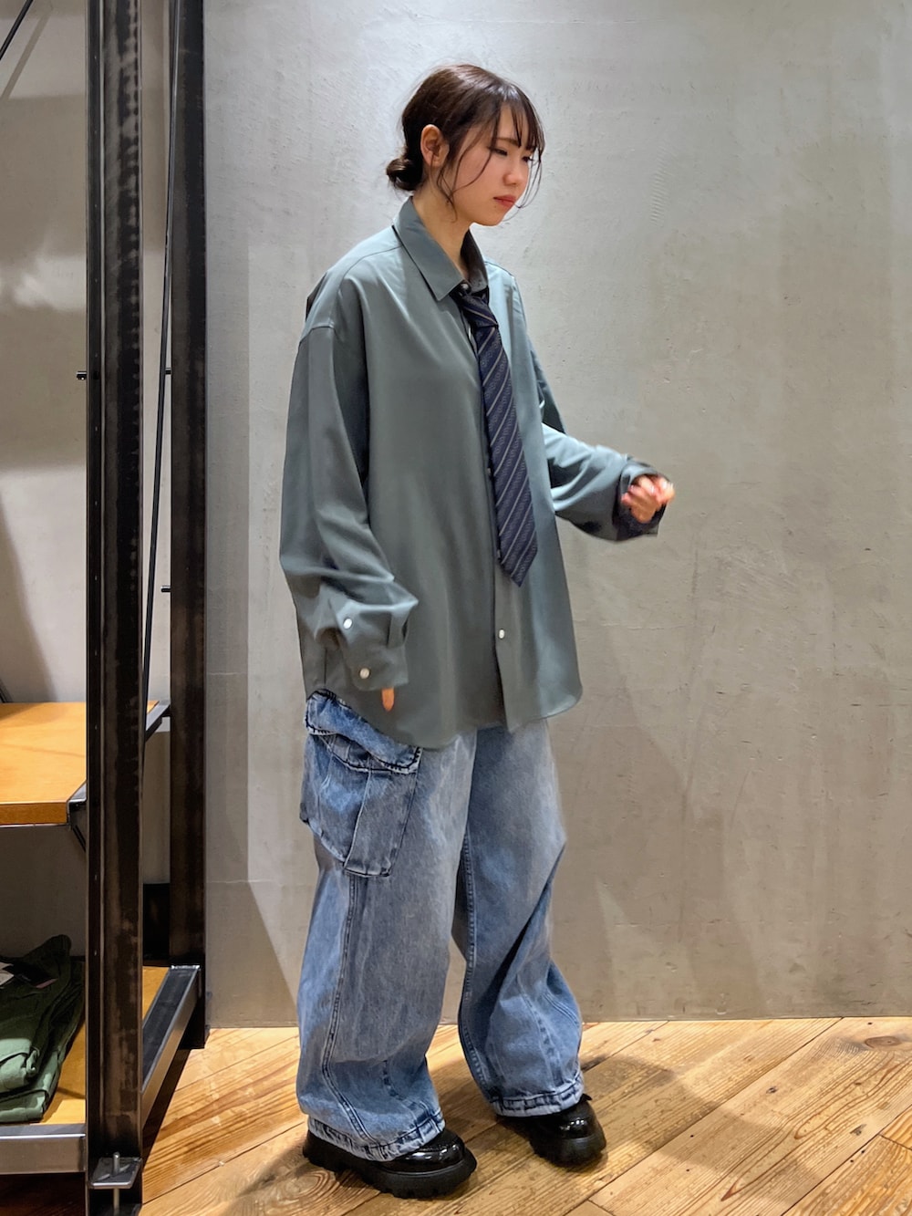 ブルー系のデニムパンツ、グリーン系のシャツ/ブラウスを着用したレディースの春コーディネートの4枚目の写真