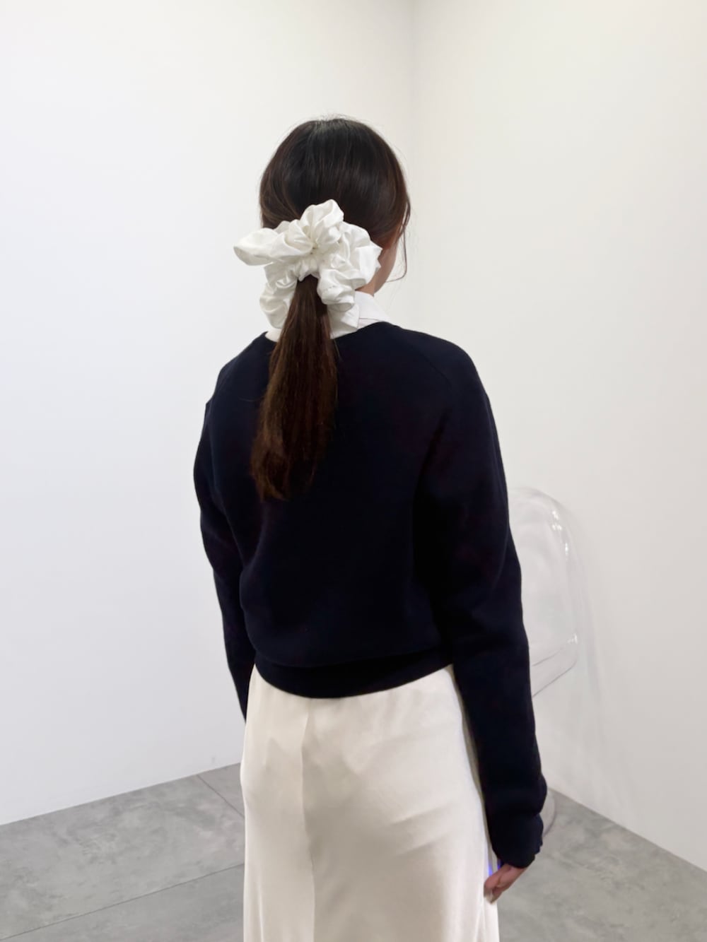 ブルー系のカーディガン/ボレロを着用したレディースの冬コーディネートの7枚目の写真