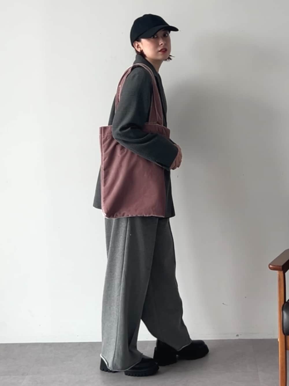 ピンク系のトートバッグ、その他のテーラードジャケットを着用したレディースの秋コーディネートの3枚目の写真