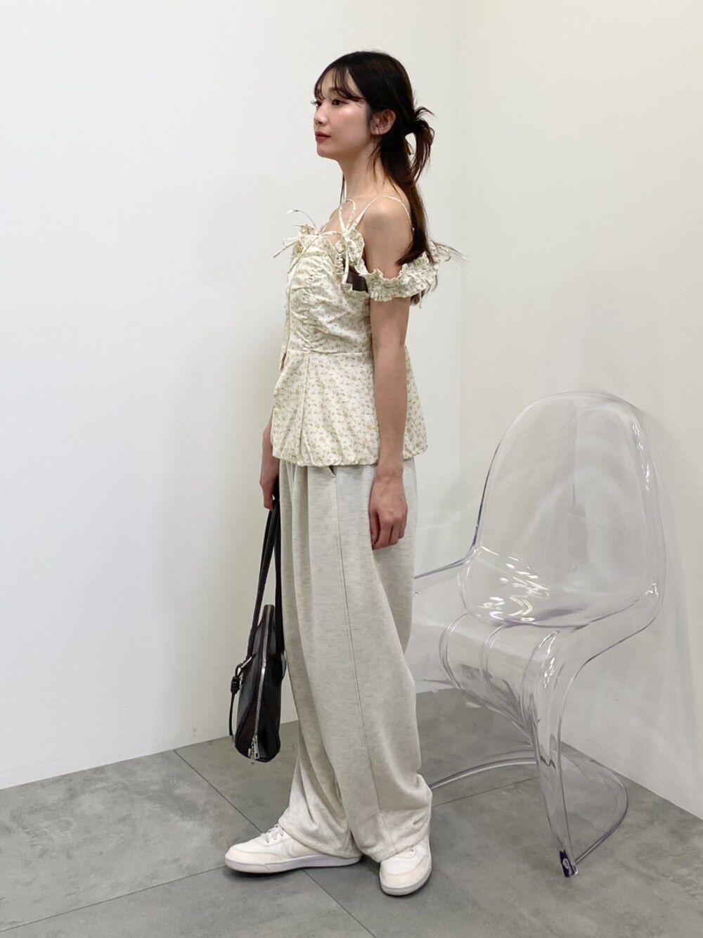 ホワイト系のベストを着用したレディースの冬コーディネートの2枚目の写真