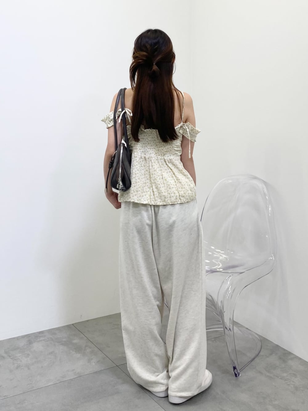 ホワイト系のベストを着用したレディースの冬コーディネートの3枚目の写真