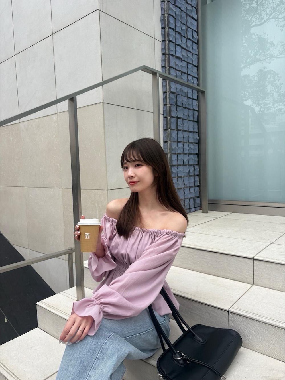 ピンク系のシャツ/ブラウスを着用したレディースの春コーディネートの2枚目の写真