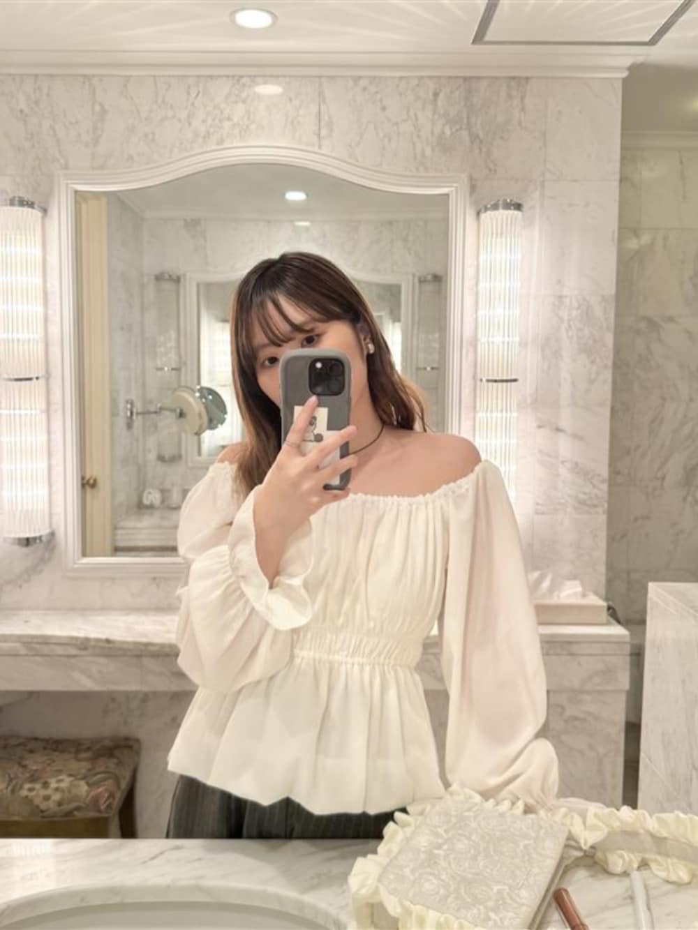 グレー系のその他パンツ、ホワイト系のシャツ/ブラウスを着用したレディースの春コーディネートの2枚目の写真