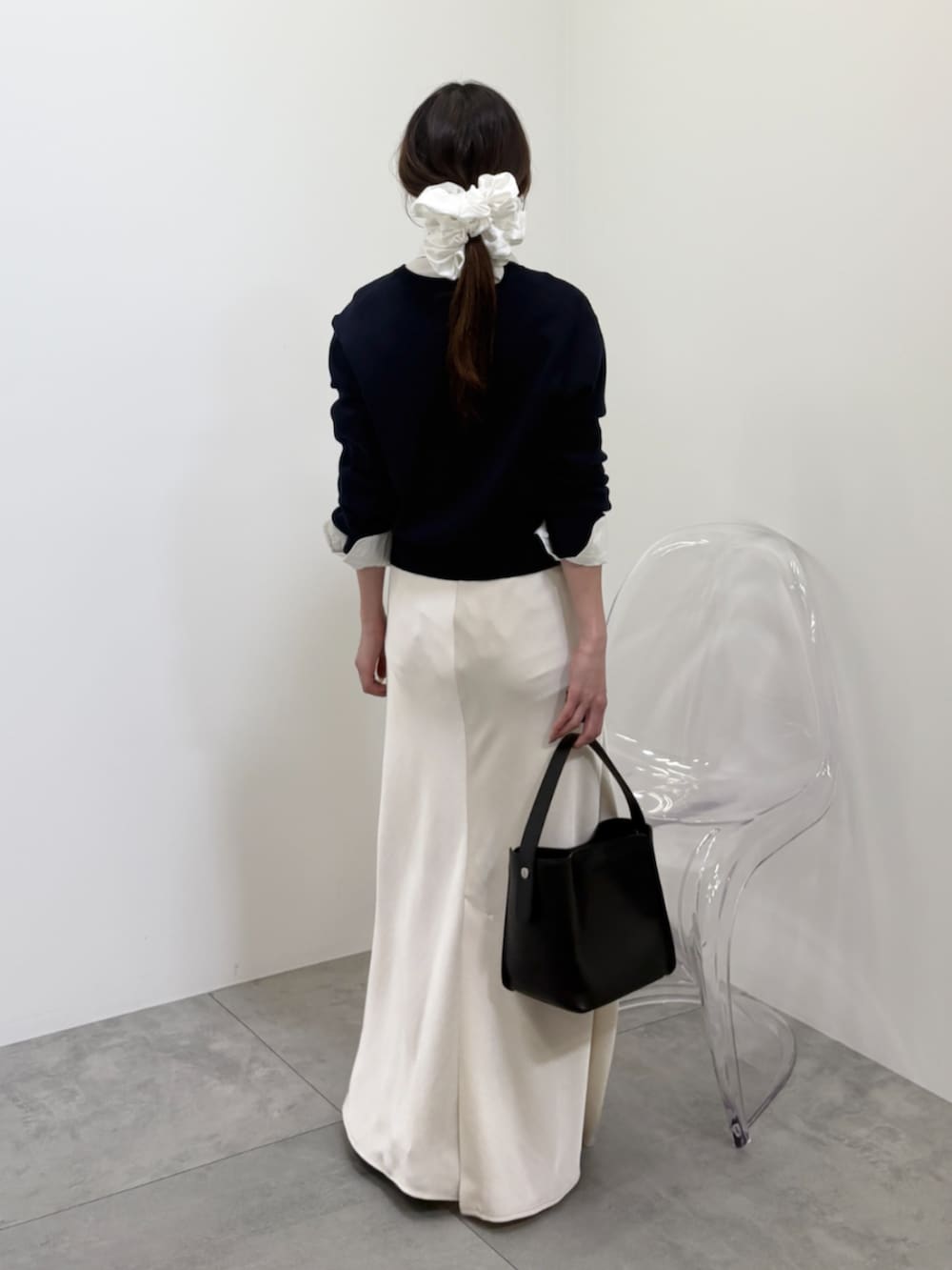 ブルー系のカーディガン/ボレロを着用したレディースの冬コーディネートの3枚目の写真