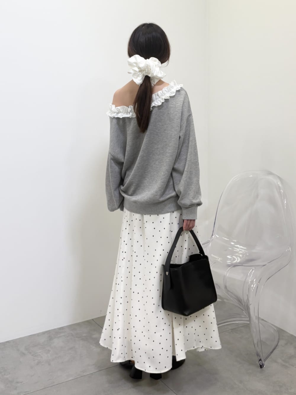 グレー系のスウェット、ホワイト系のスカートを着用したレディースの冬コーディネートの4枚目の写真
