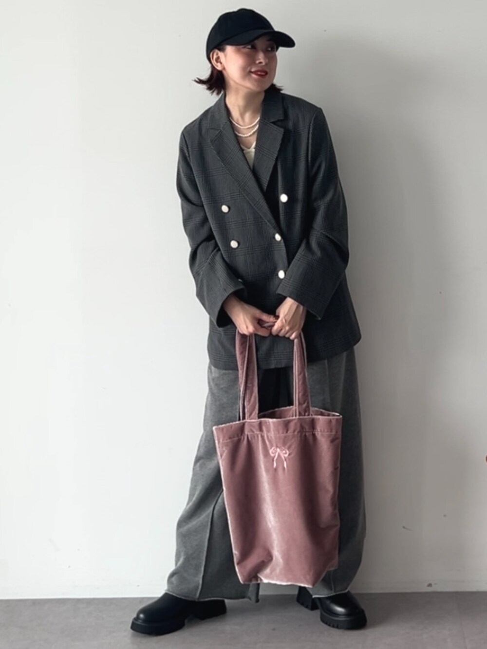 ピンク系のトートバッグ、その他のテーラードジャケットを着用したレディースの秋コーディネートの2枚目の写真