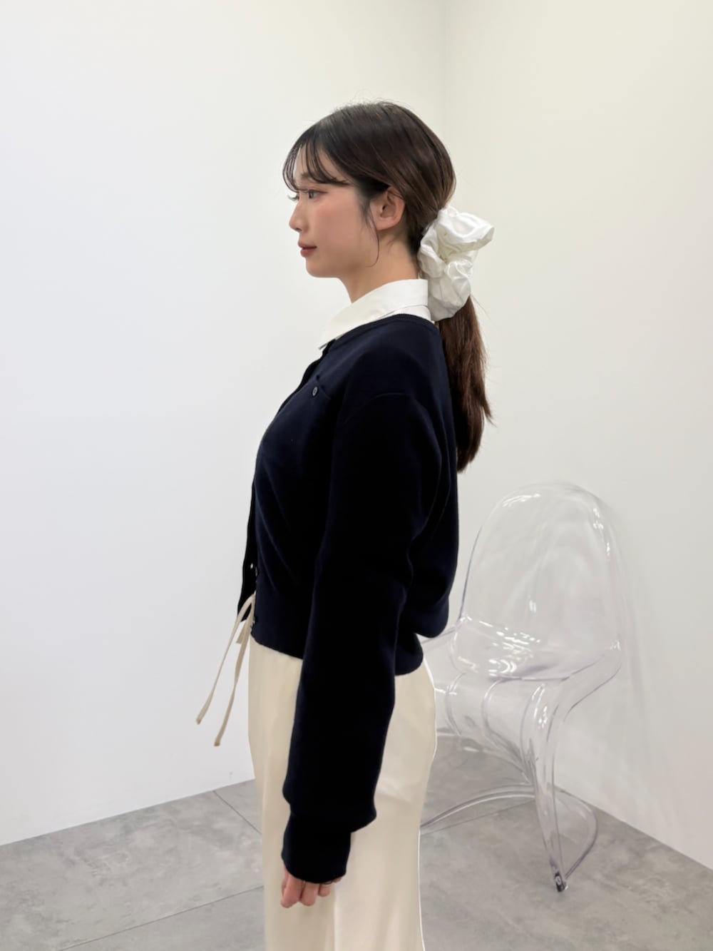 ブルー系のカーディガン/ボレロを着用したレディースの冬コーディネートの6枚目の写真