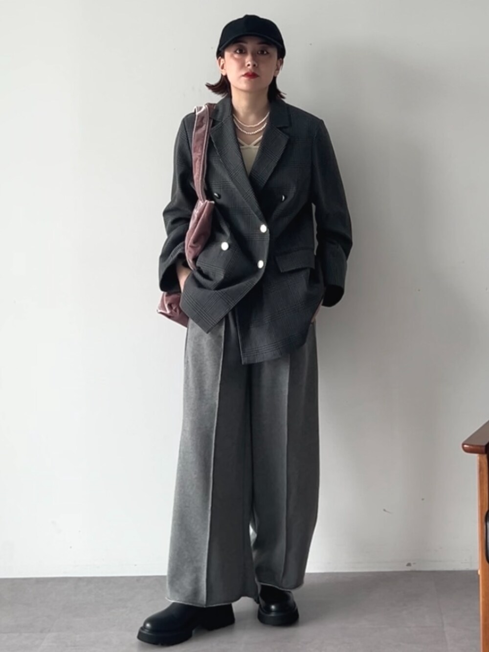 ピンク系のトートバッグ、その他のテーラードジャケットを着用したレディースの秋コーディネートの5枚目の写真