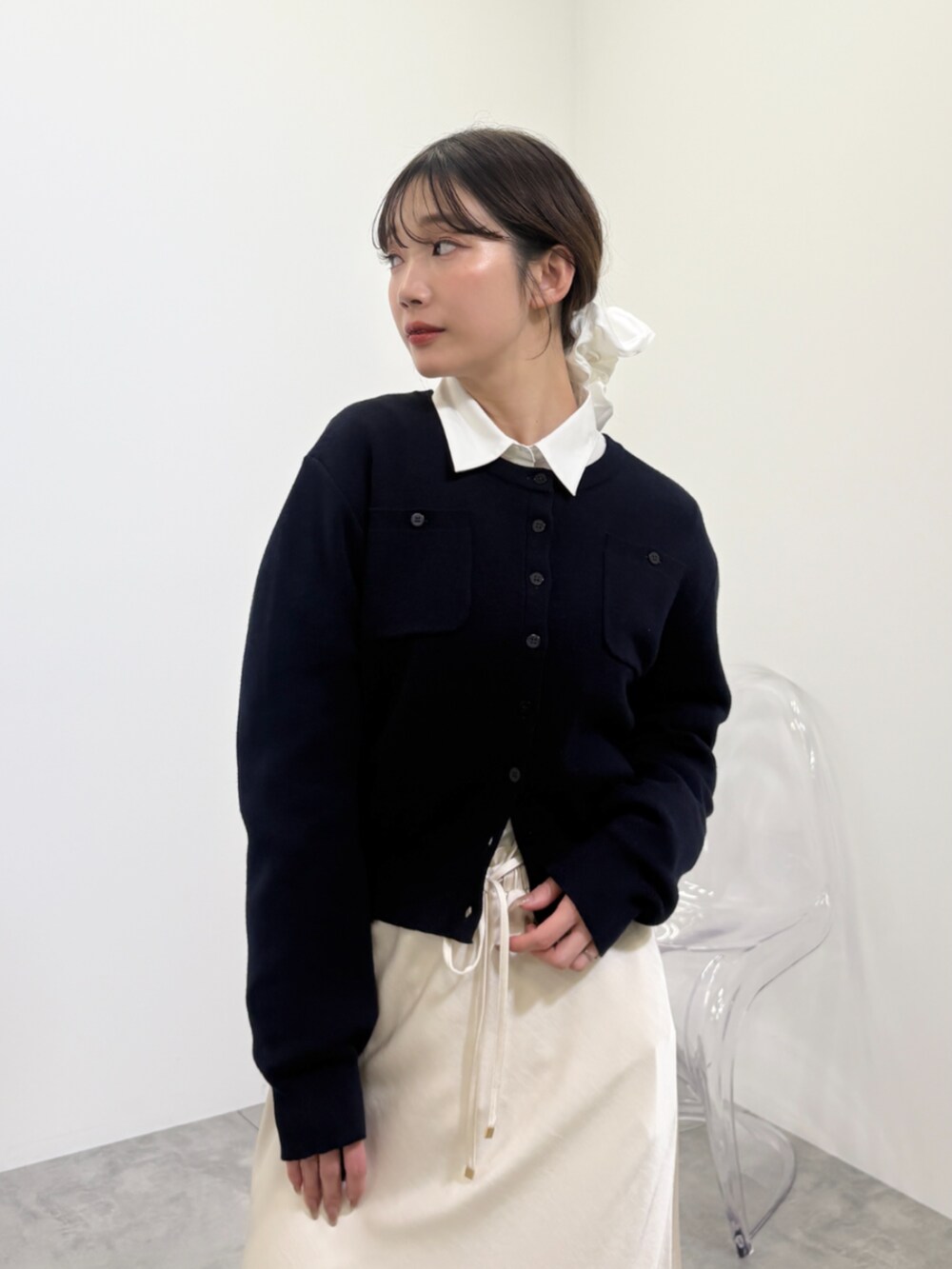 ブルー系のカーディガン/ボレロを着用したレディースの冬コーディネートの5枚目の写真