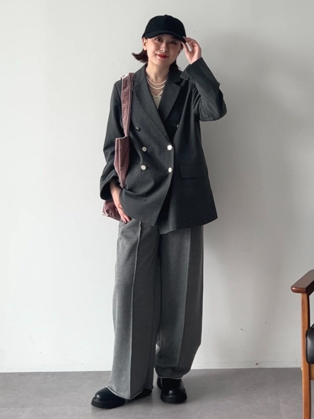 ピンク系のトートバッグ、その他のテーラードジャケットを着用したレディースの秋コーディネートの4枚目の写真