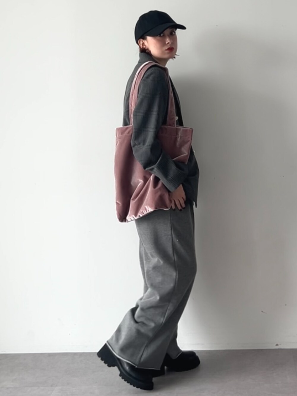 ピンク系のトートバッグ、その他のテーラードジャケットを着用したレディースの秋コーディネートの6枚目の写真