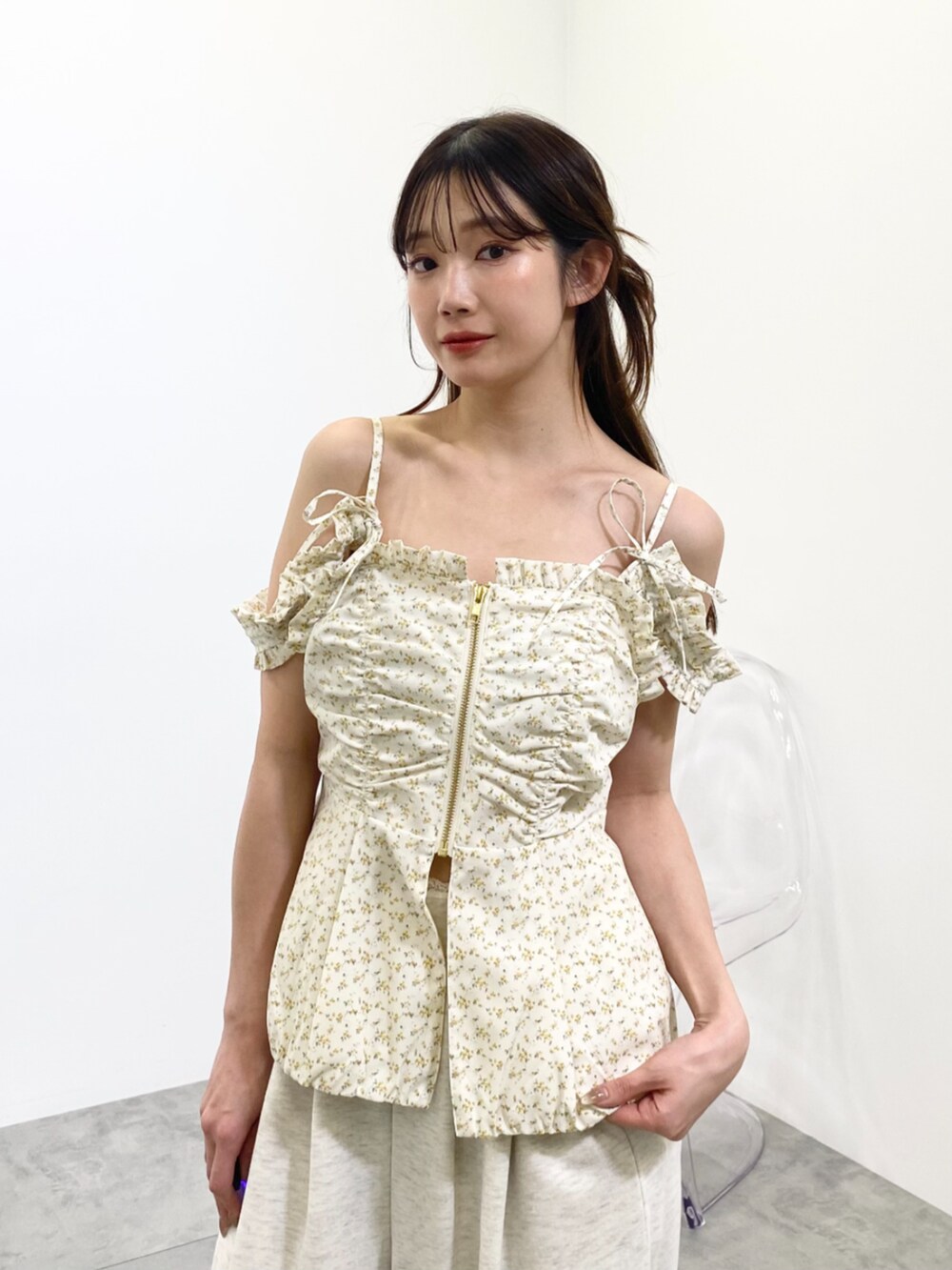 ホワイト系のベストを着用したレディースの冬コーディネートの4枚目の写真