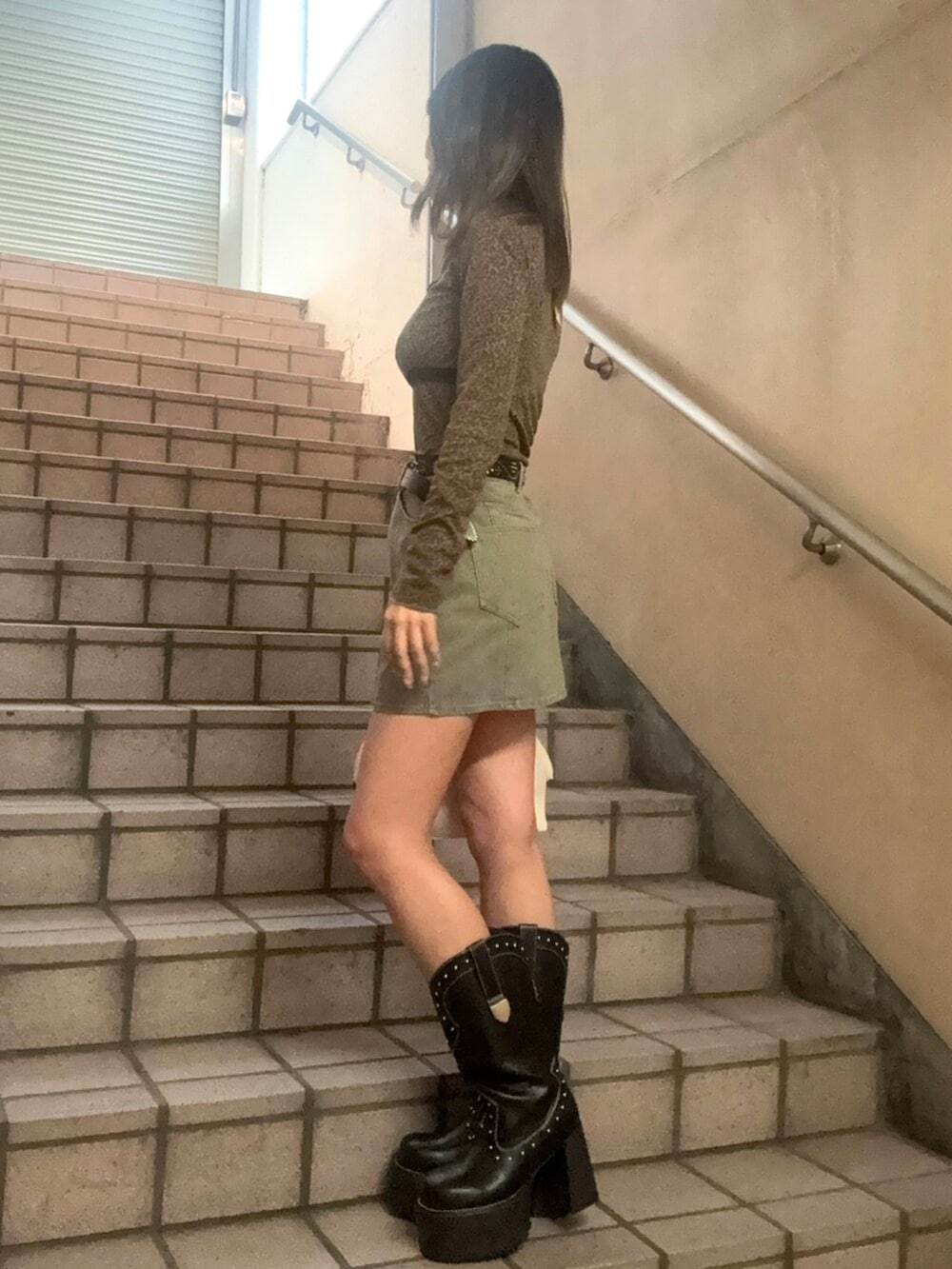 その他のTシャツ/カットソー、グリーン系のスカート、ホワイト系のボストンバッグを着用したレディースの春コーディネートの2枚目の写真