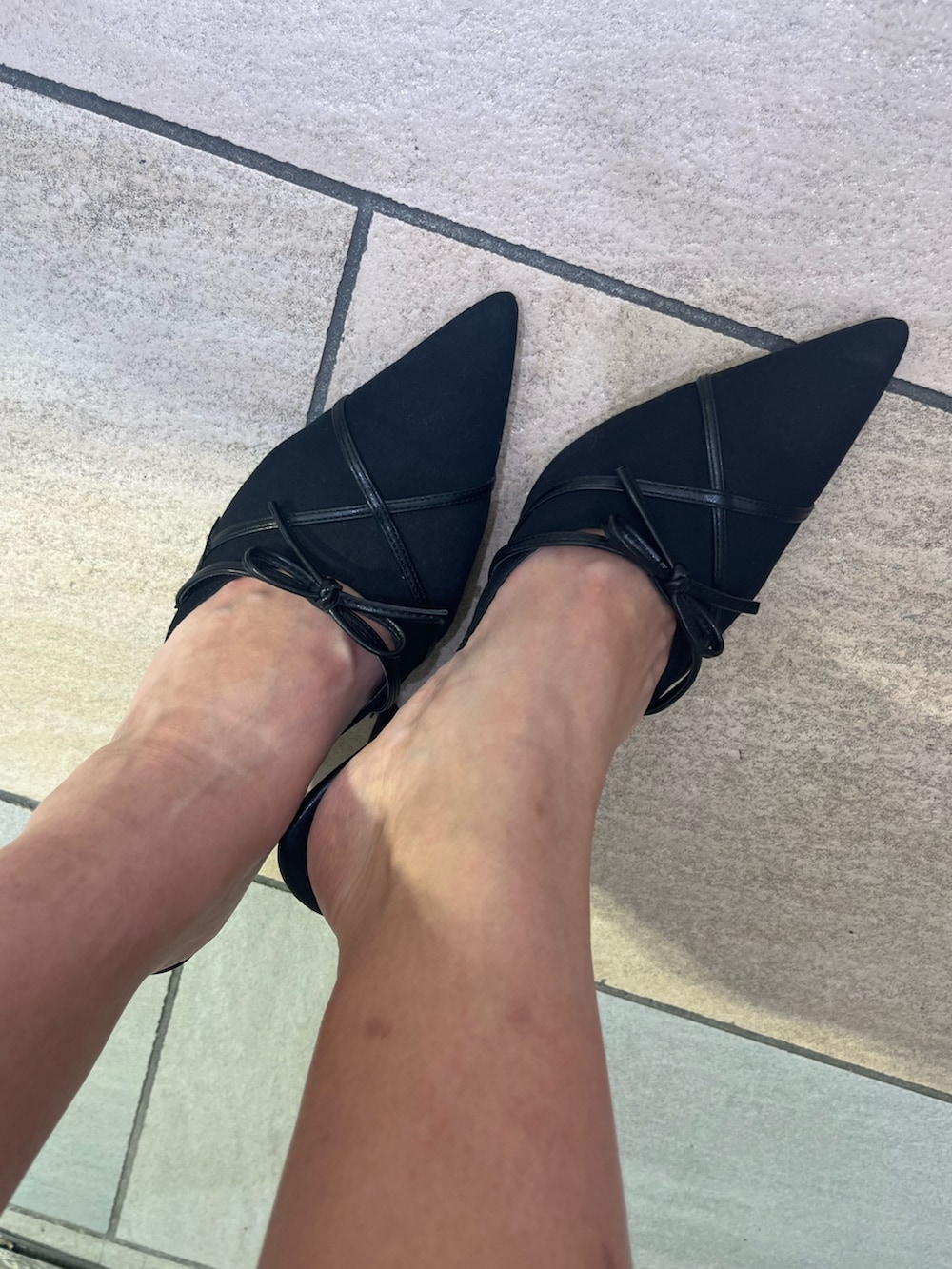 グレー系のTシャツ/カットソー、ピンク系のキャミソール、ブルー系のデニムパンツを着用したレディースの春コーディネートの7枚目の写真