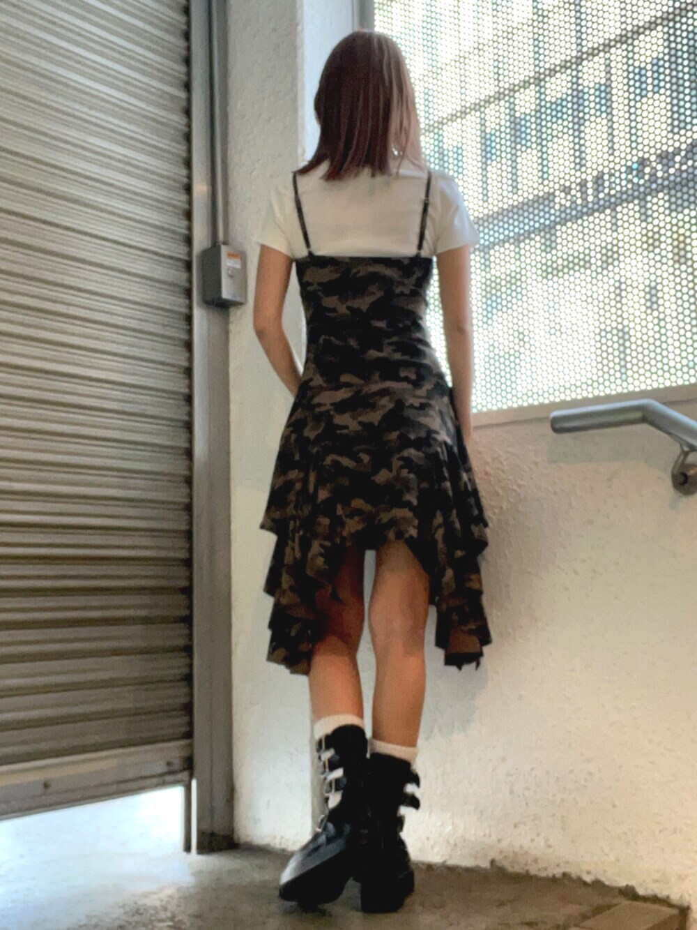 ホワイト系のTシャツ/カットソー、グリーン系のワンピース、ブラック系のブーツを着用したレディースの春コーディネートの3枚目の写真