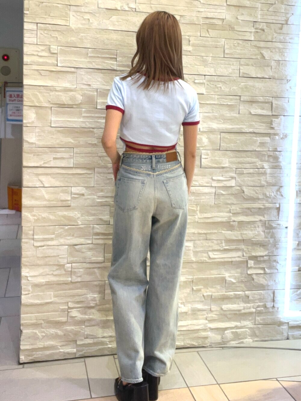 ブルー系のTシャツ/カットソー、ブルー系のデニムパンツ、イエロー系のハンドバッグを着用したレディースの春コーディネートの3枚目の写真