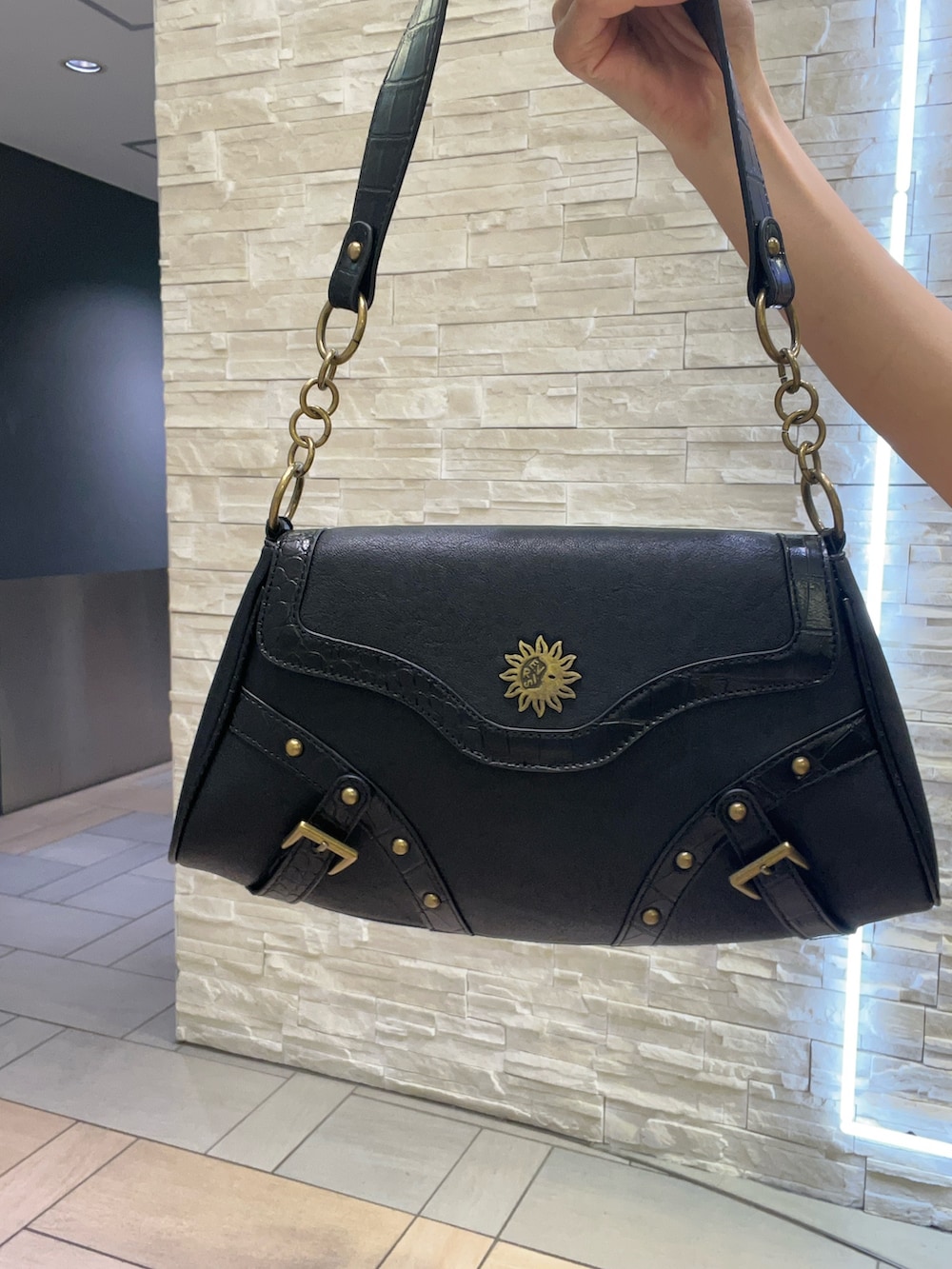 ホワイト系のシャツ/ブラウス、ベージュ系のスカート、ブラック系のサンダルを着用したレディースの夏コーディネートの6枚目の写真