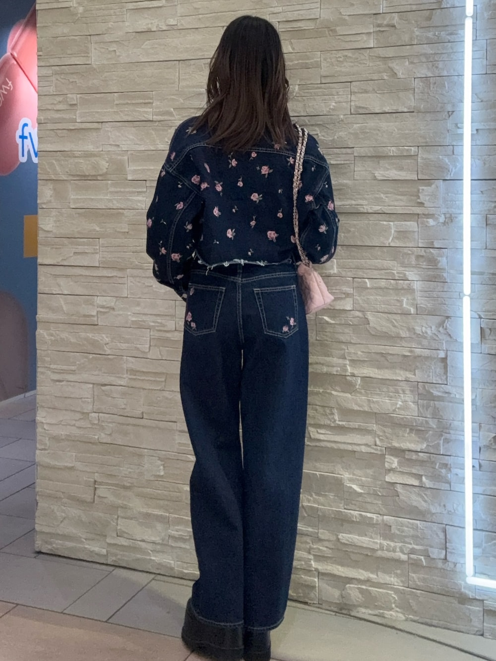 ブルー系のデニムジャケット、ブルー系のデニムパンツ、ブラック系のブーツを着用したレディースの冬コーディネートの3枚目の写真