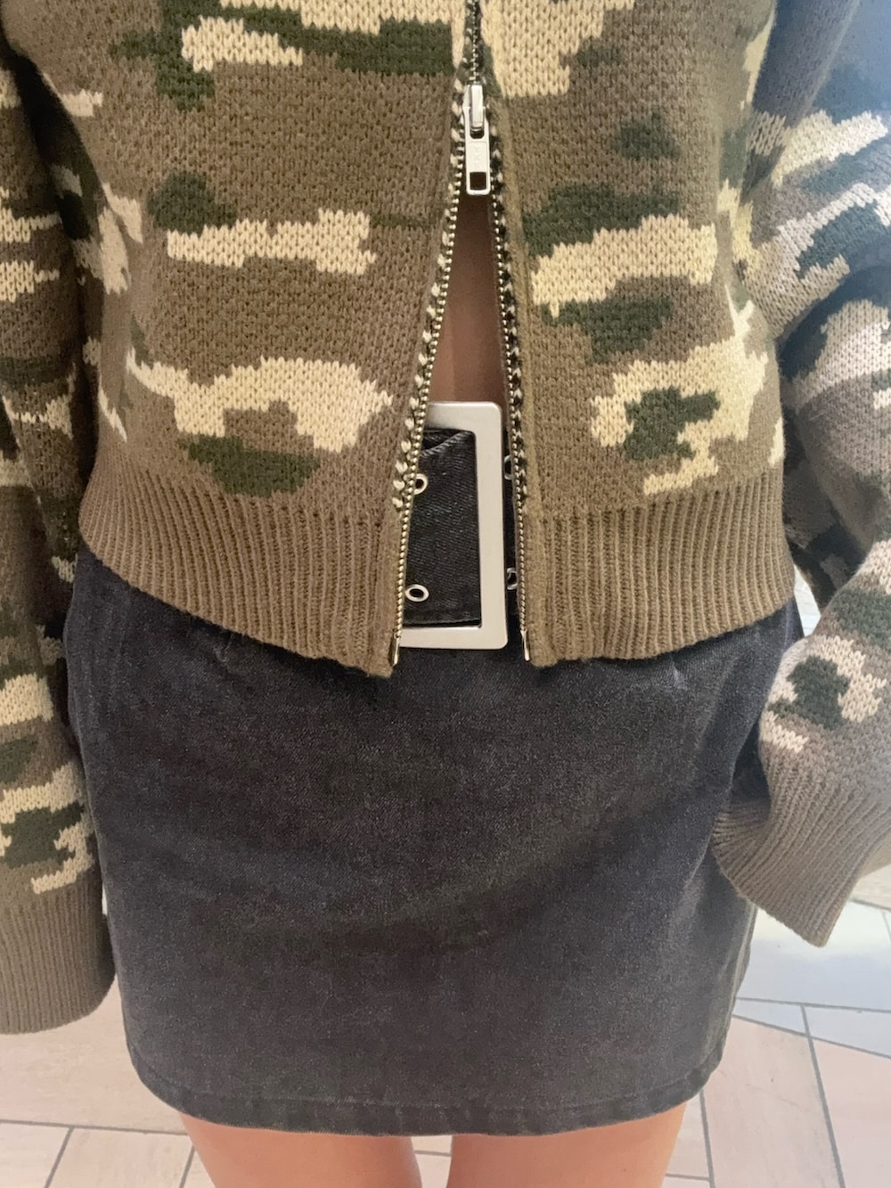 その他のニット/セーター、ブラック系のスカート、ブラック系のブーツを着用したレディースの冬コーディネートの5枚目の写真