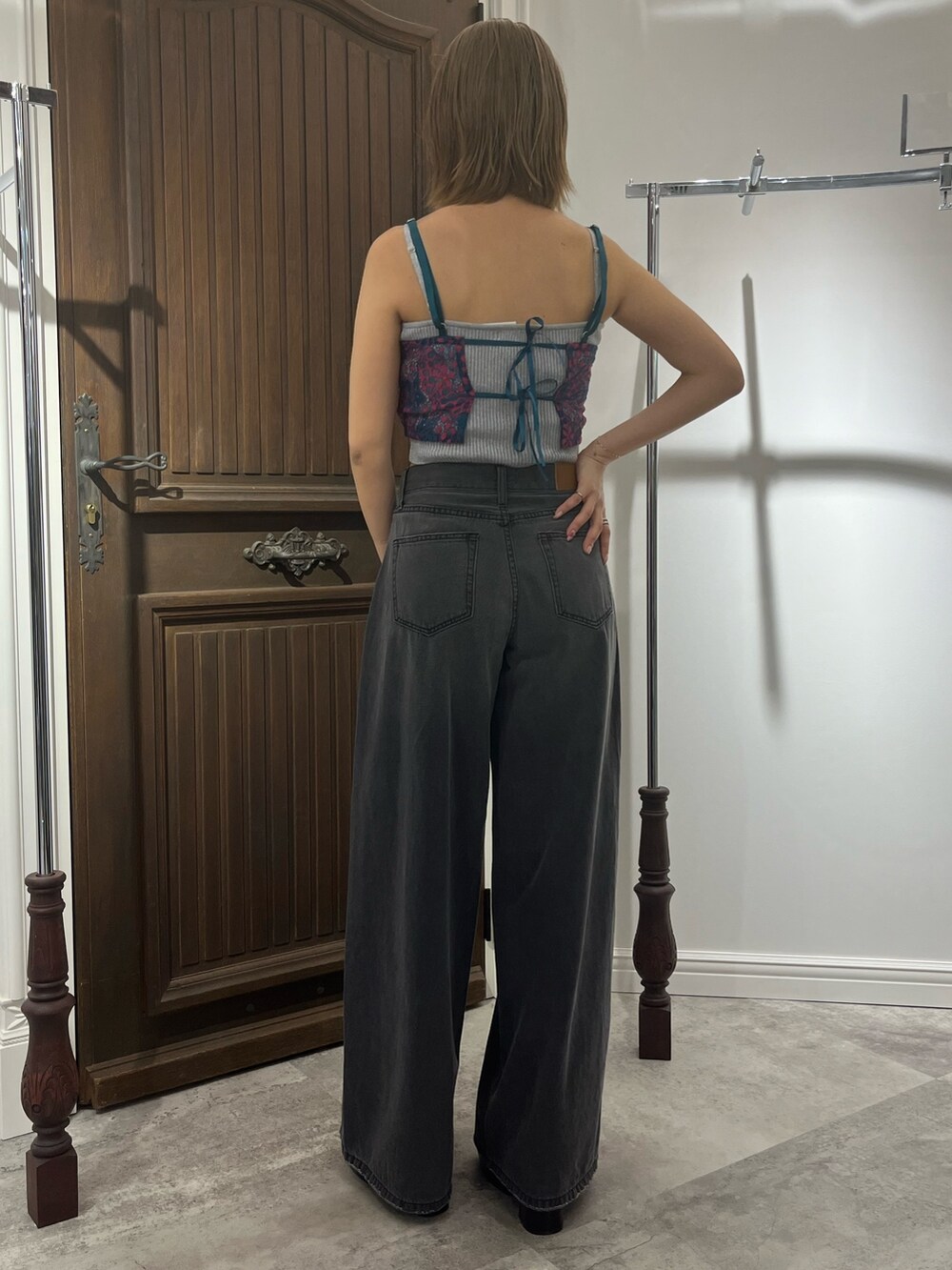 その他のキャミソール、グレー系のキャミソール、ブラック系のデニムパンツを着用したレディースの春コーディネートの3枚目の写真