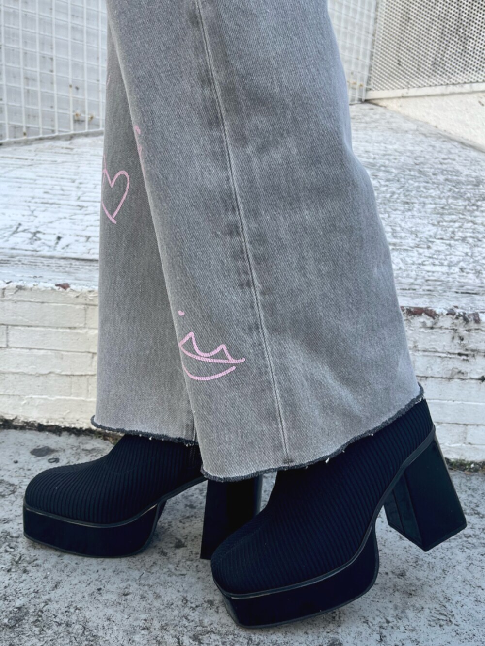 ピンク系のブルゾン、ホワイト系のTシャツ/カットソー、ブラック系のデニムパンツを着用したレディースの冬コーディネートの7枚目の写真