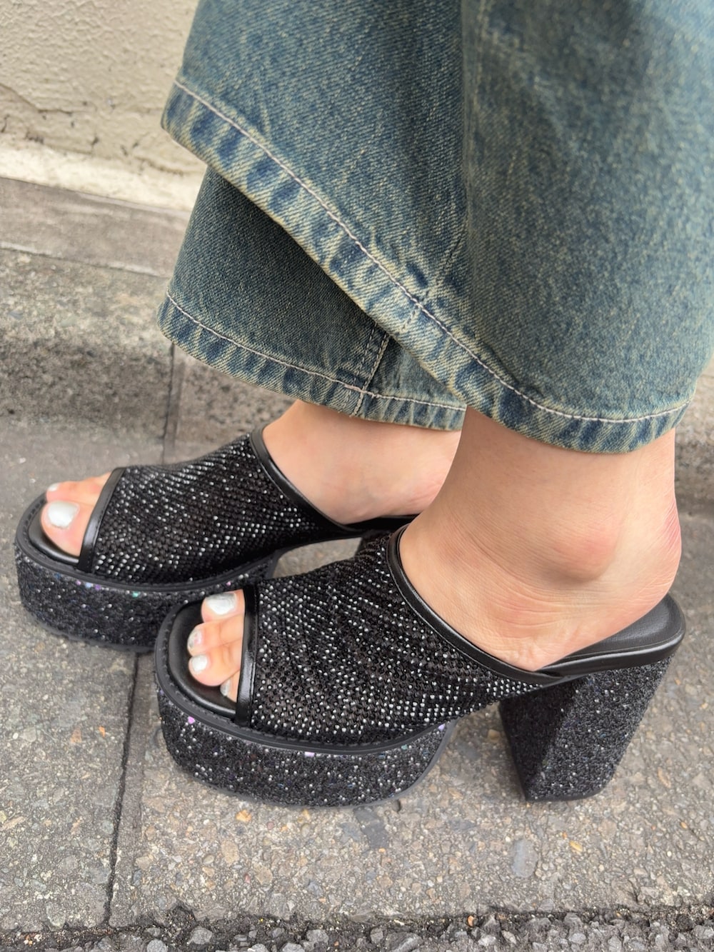 ブルー系のワンピース、イエロー系のハンドバッグ、シルバー系のサンダルを着用したレディースの夏コーディネートの6枚目の写真