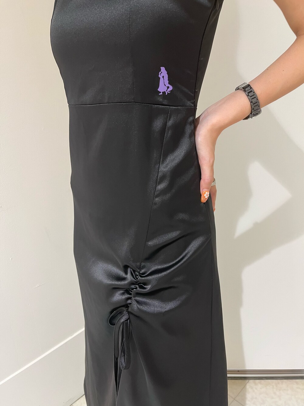 ブラック系のワンピース、ブラック系のトートバッグを着用したレディースの夏コーディネートの2枚目の写真