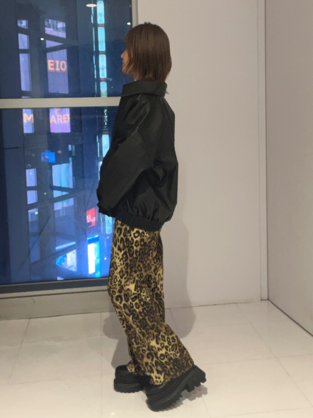 ブラック系のニット/セーター、ブラック系のブルゾン、その他のその他パンツを着用したレディースの秋コーディネートの3枚目の写真