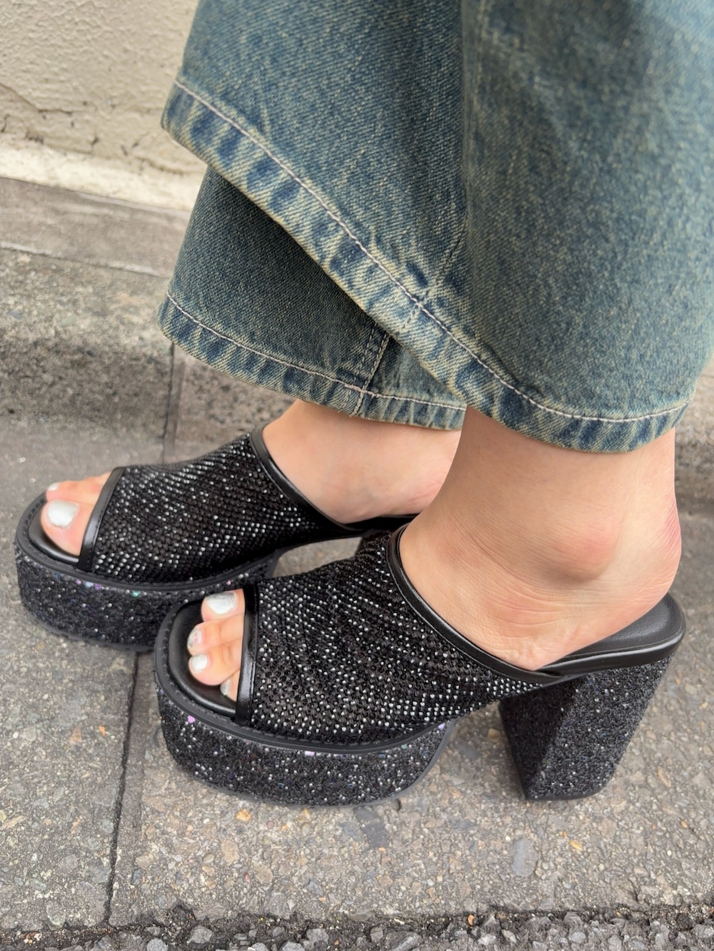 ピンク系のキャミソール、ブルー系のデニムパンツ、ブラック系のサンダルを着用したレディースの夏コーディネートの6枚目の写真
