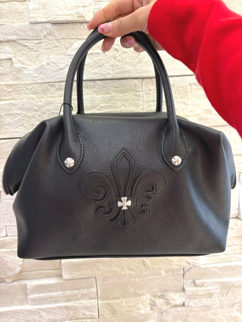 ブラック系のニット/セーター、その他のブルゾン、ブラック系のスカートを着用したレディースの冬コーディネートの7枚目の写真