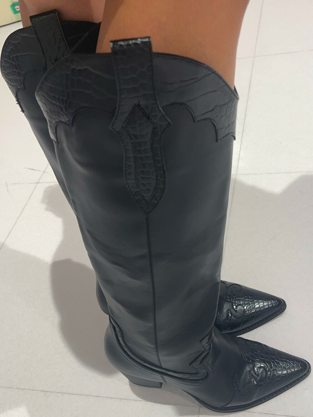 レッド系のブルゾン、ブラック系のワンピース、ブラック系のショルダーバッグを着用したレディースの秋コーディネートの7枚目の写真