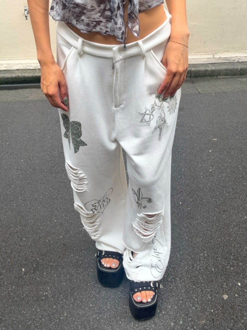 グレー系のキャミソール、ホワイト系のスウェットパンツ、ブラック系のサンダルを着用したレディースの夏コーディネートの5枚目の写真