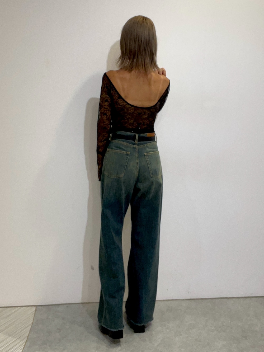 その他のTシャツ/カットソー、レッド系のショルダーバッグ、ブルー系のデニムパンツを着用したレディースの秋コーディネートの3枚目の写真