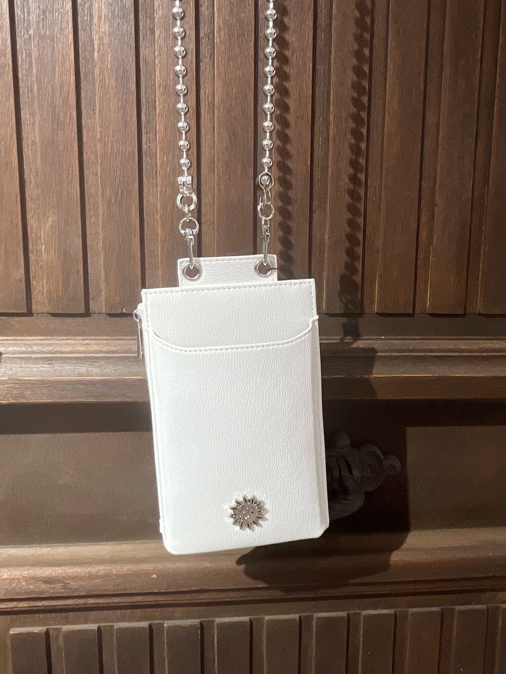 パープル系のニット/セーター、ブラック系のキャミソール、ホワイト系のショルダーバッグを着用したレディースの春コーディネートの7枚目の写真