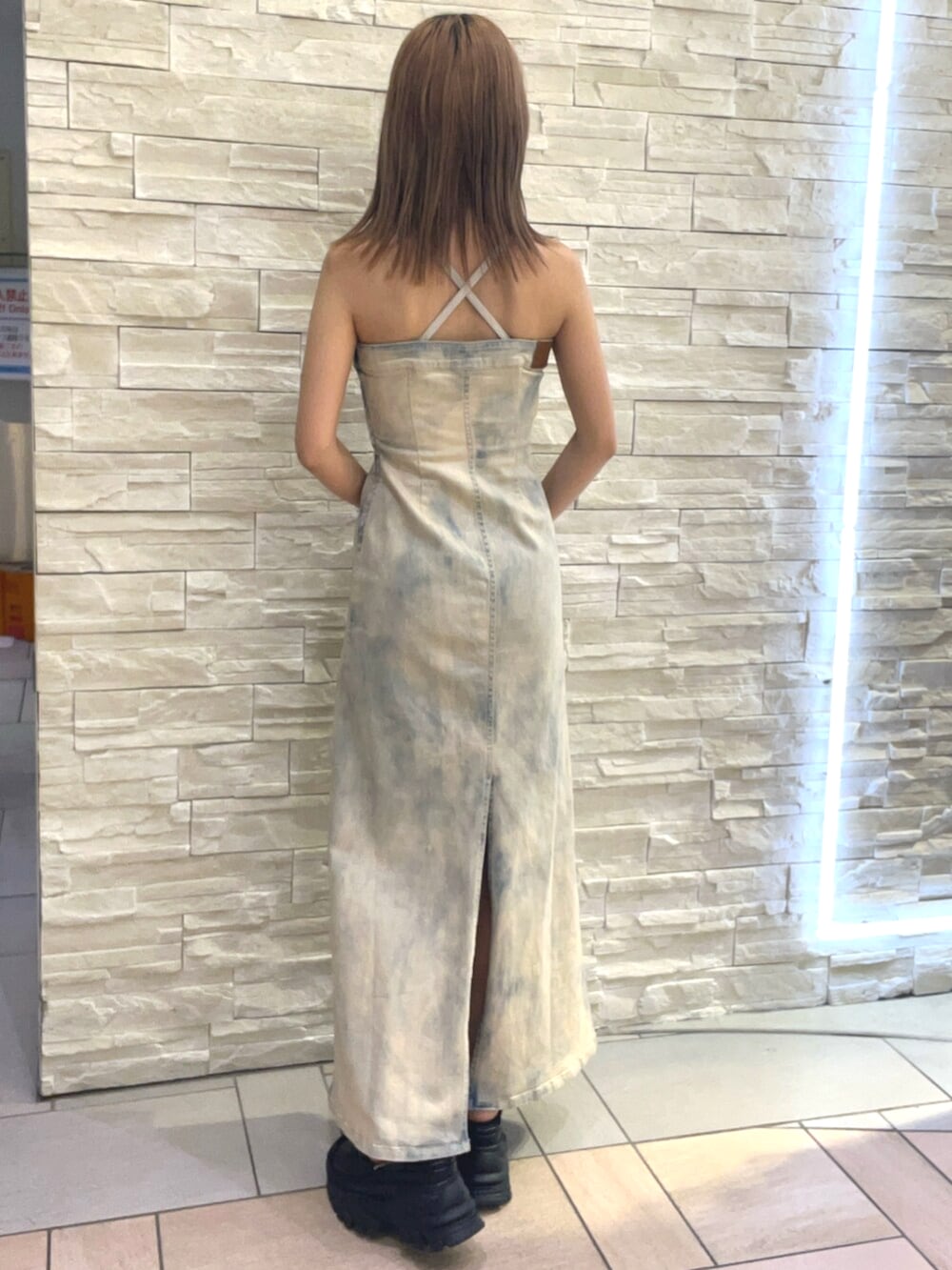 その他のワンピース、ブルー系のハンドバッグ、ブラック系のサンダルを着用したレディースの春コーディネートの3枚目の写真