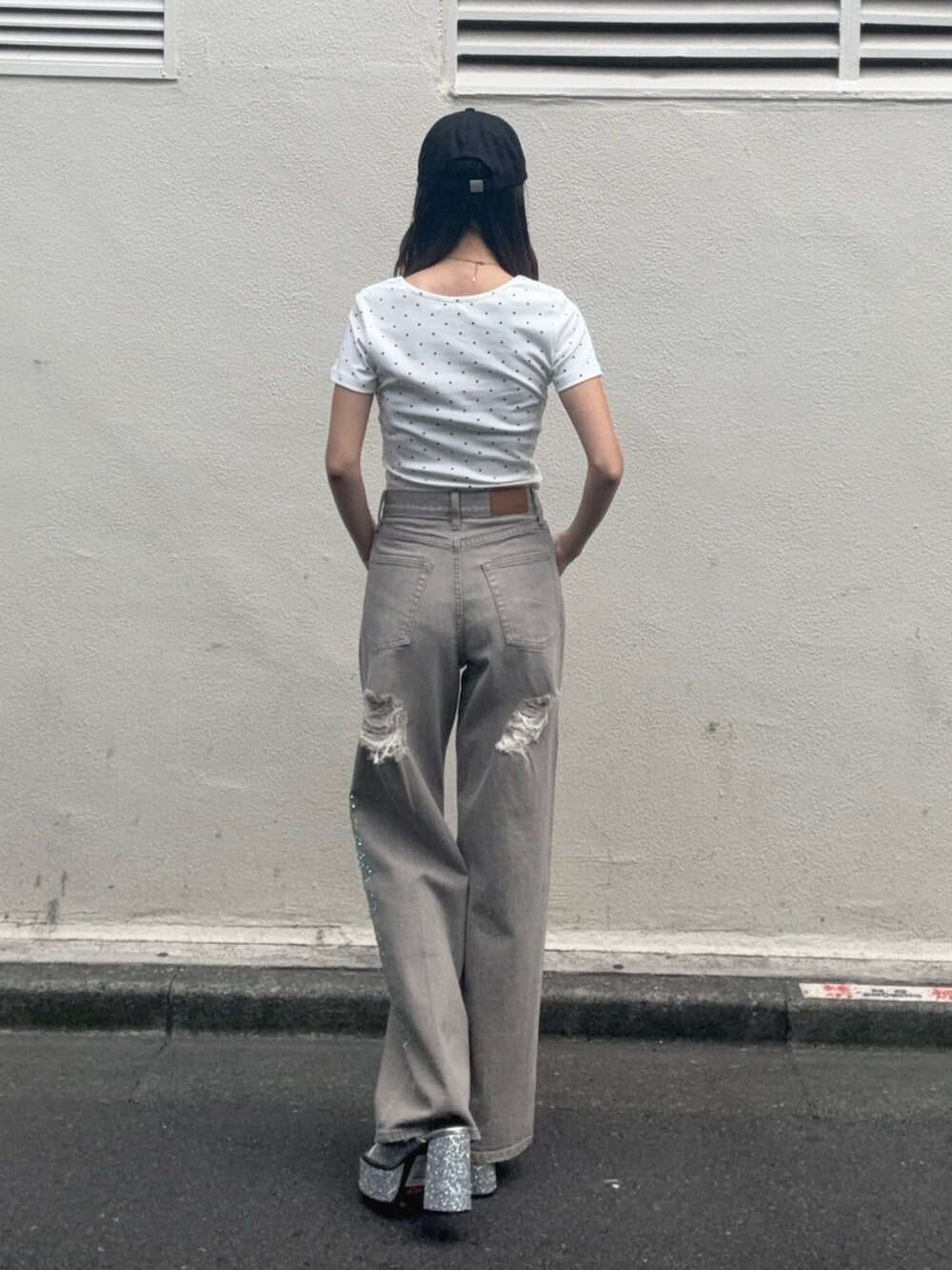 シルバー系のサンダル、ホワイト系のTシャツ/カットソー、ベージュ系のデニムパンツを着用したレディースの夏コーディネートの3枚目の写真